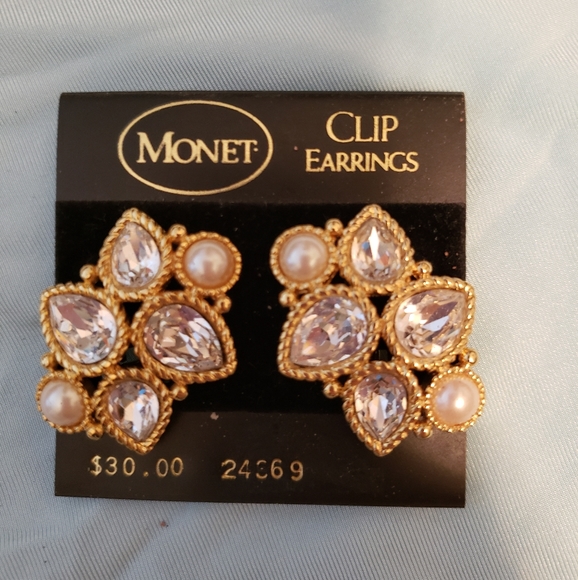 2/$20! Gold glam and pearl costume jewelry clip on earrings - Picture 1 of 2